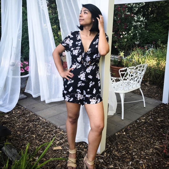 Tie-front Cut out Summer Floral Romper - Picture 4 of 7